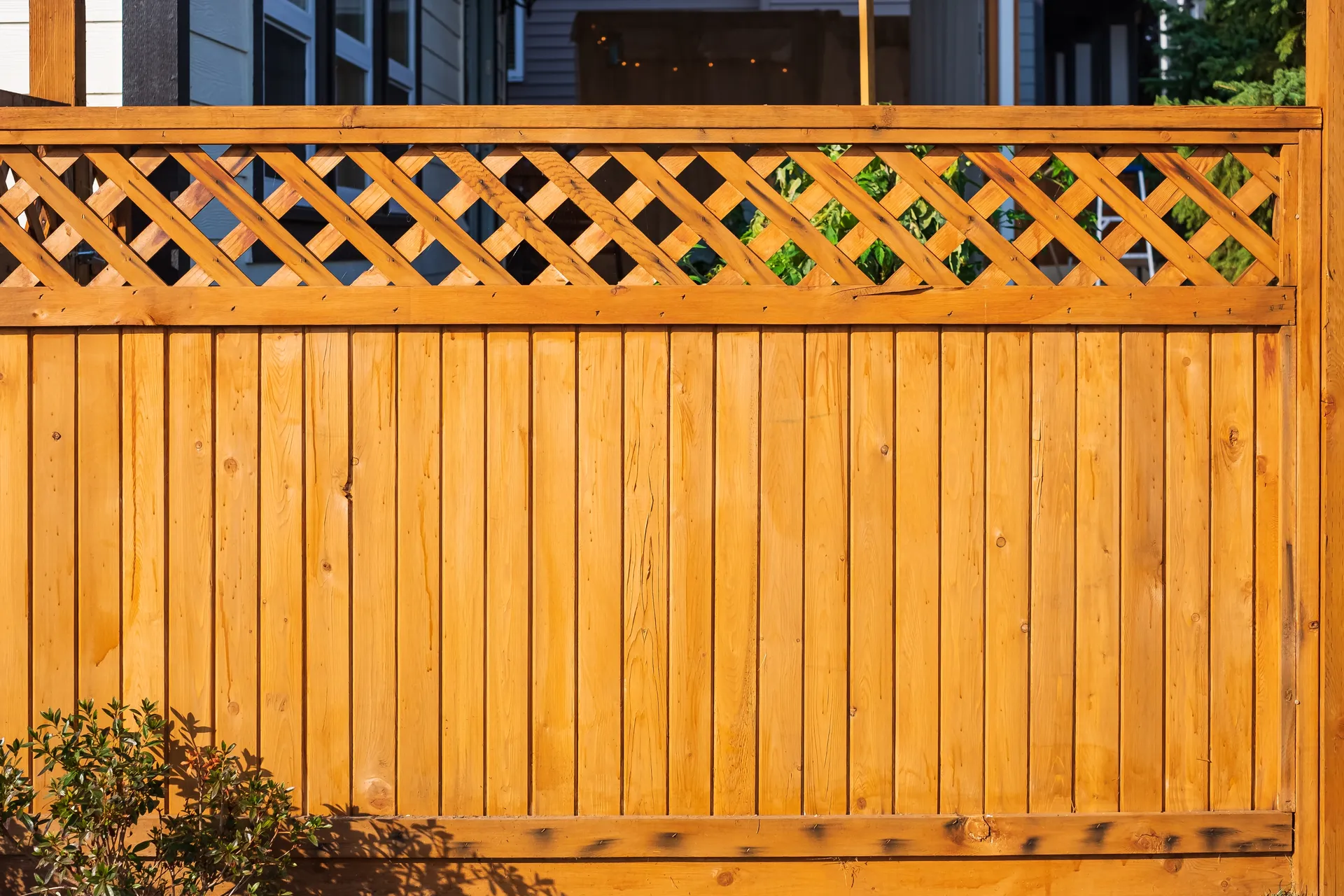 Cedar wood fence with diamond lattice top